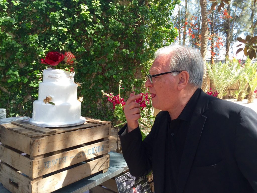 Liberados de todo y probando la tarta de la boda, sin complejos Antonio!