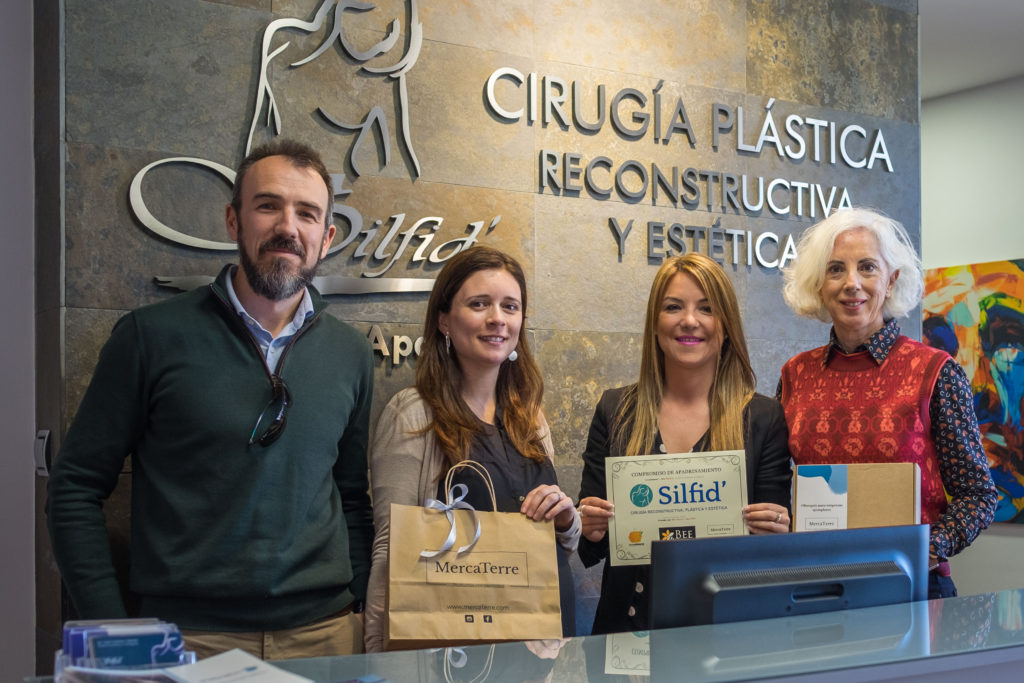 Vicente, Alexandra, Anghara Felipe y Ana entregando la miel de Ecocolmena y el documento que acredita la aportación a este proyecto